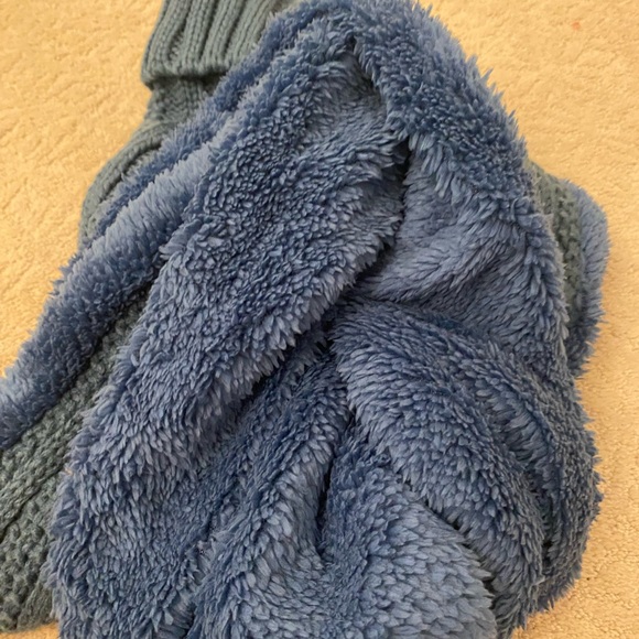 UGG Blue Hat & Infinity Scarf - Picture 2 of 3